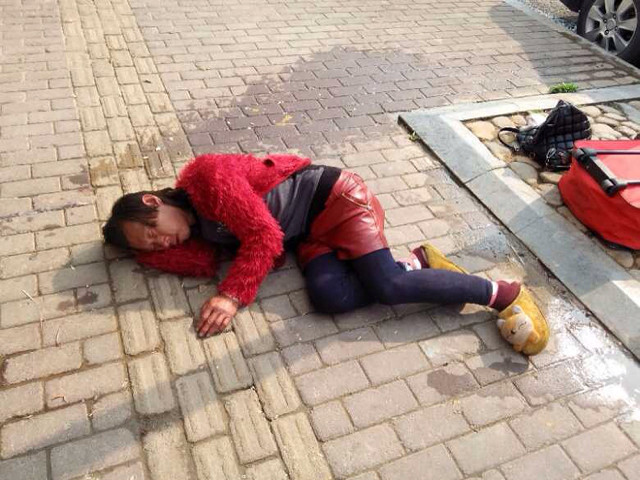 变态男穿女装酒醉在后洋村道110警察也很无奈