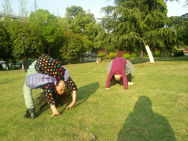 绿茵茵的草坪上俩个可爱的小精灵在尽情地玩耍