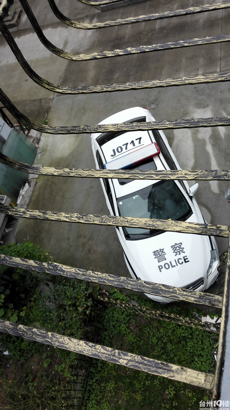 警车就是霸道啊