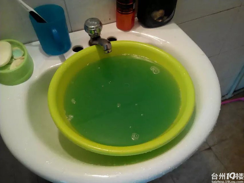 放出一盆水来咋成绿色的了