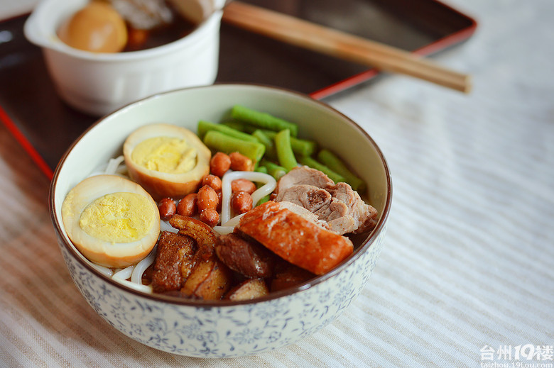 卤蛋烧鸭桂林米粉