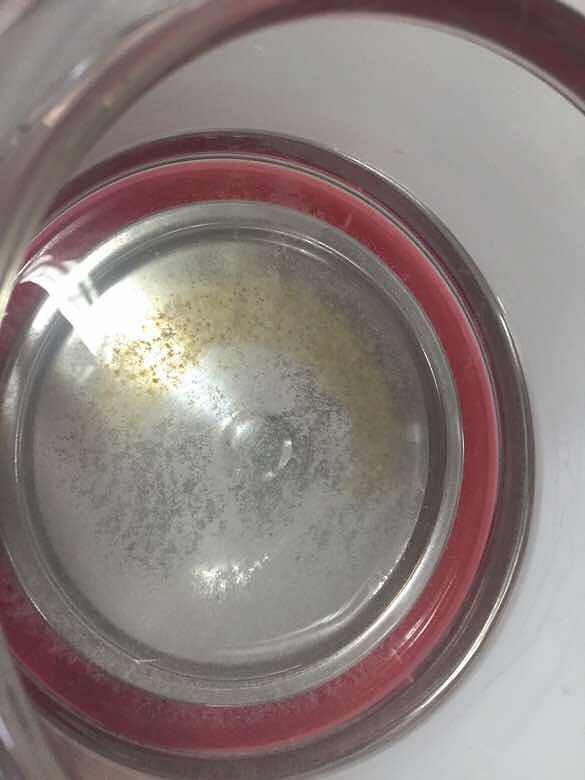 话说把矿泉水煮开后地下全是絮状沉淀物,话