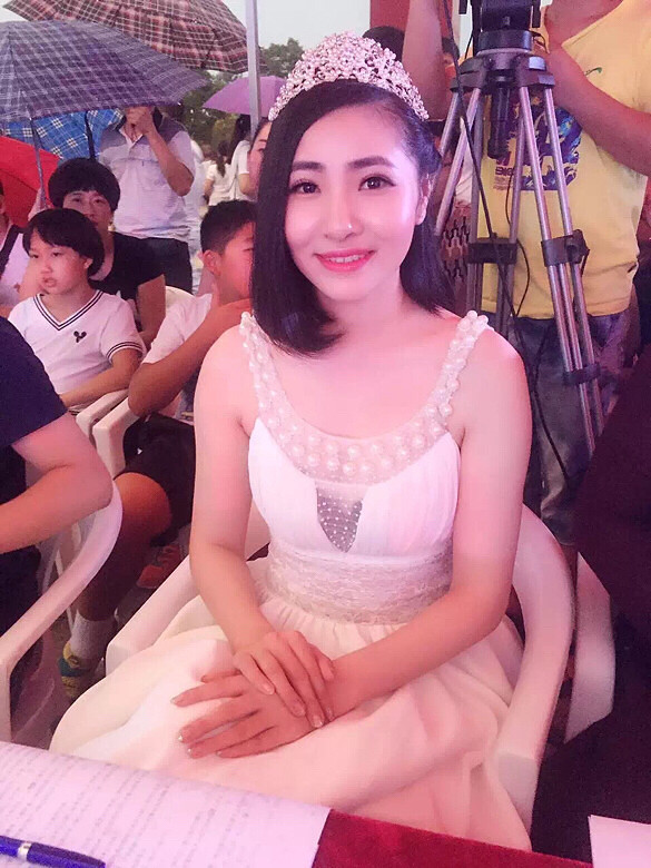 台州一姐陈明月开始活跃了昨晚当了少儿模特大赛的评委