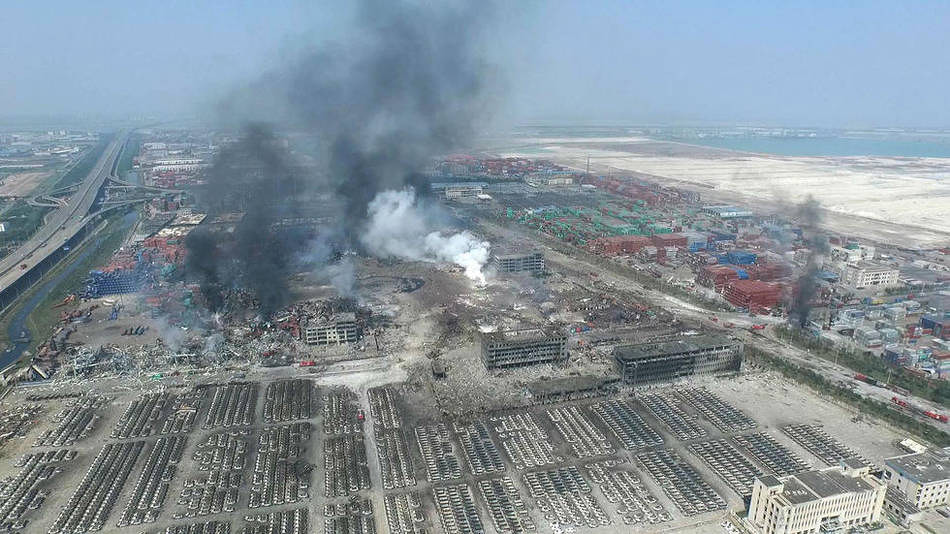 天津滨海爆炸中心点炸出明显大坑