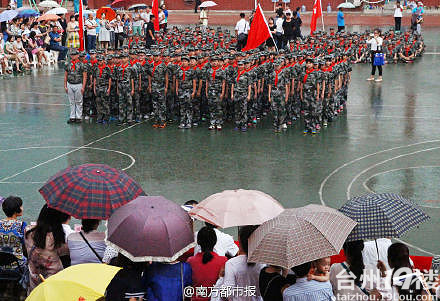 郑州中学生雨中会操表演 校领导陪淋
