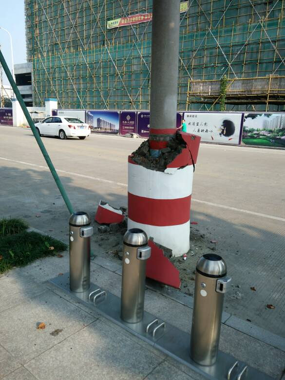这石桩脆弱的让人无语,倒车一碰撞就碎了