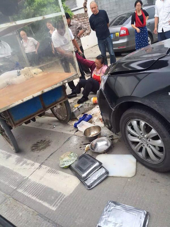 飞来横祸金闸村猪头肉大妈遭小轿车追尾