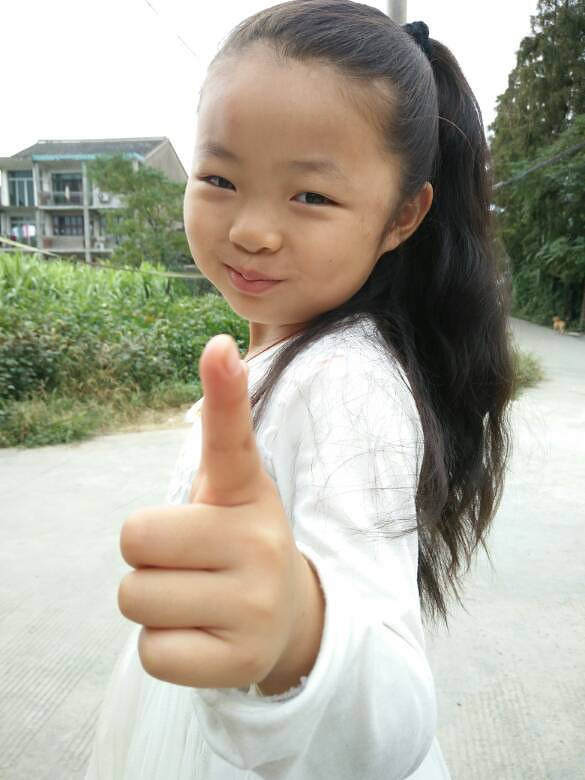 【秀宝宝】女儿耍酷,可咋酷不起来啊!