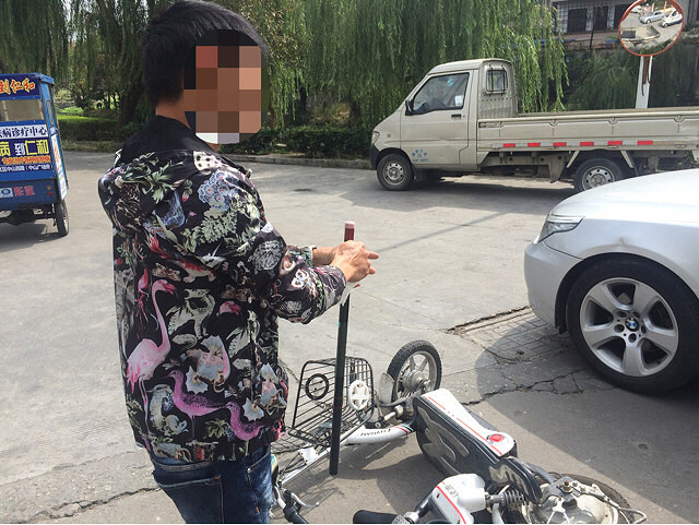 师傅骑术好拼死保护鱼竿把宝马车划出了一道痕