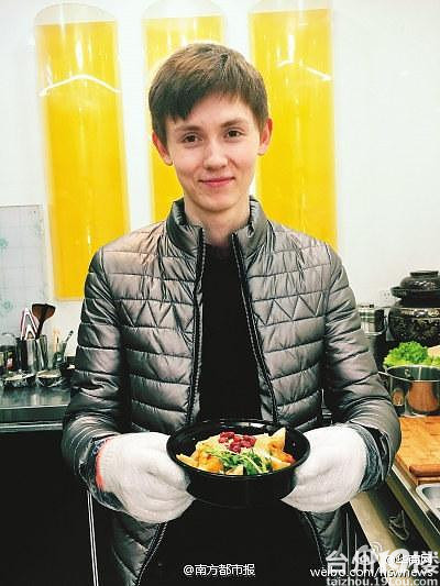 俄罗斯小伙欲送臭豆腐向中国女孩表白