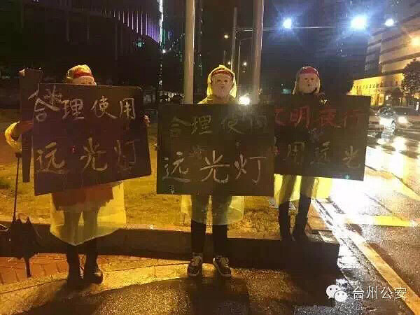 昨晚,一群圣诞老人不爬烟囱改立马路了?-我要