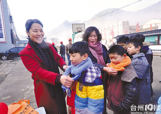 三门一大姐连续三年给人送爱心织物