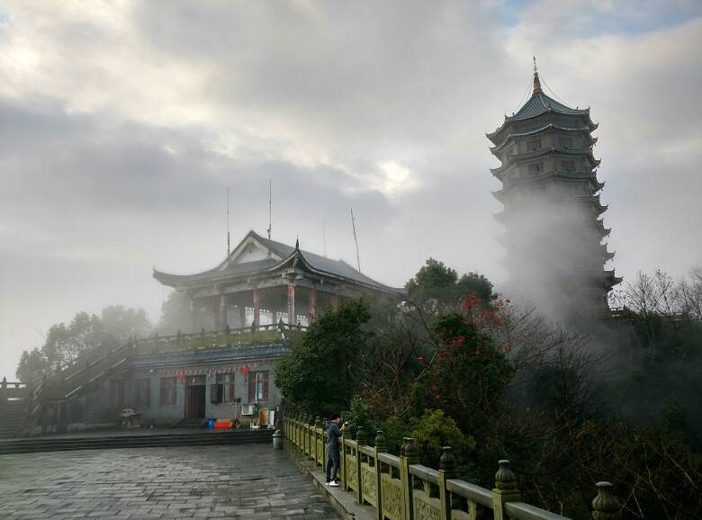 晨登石浜山大雾锁商城
