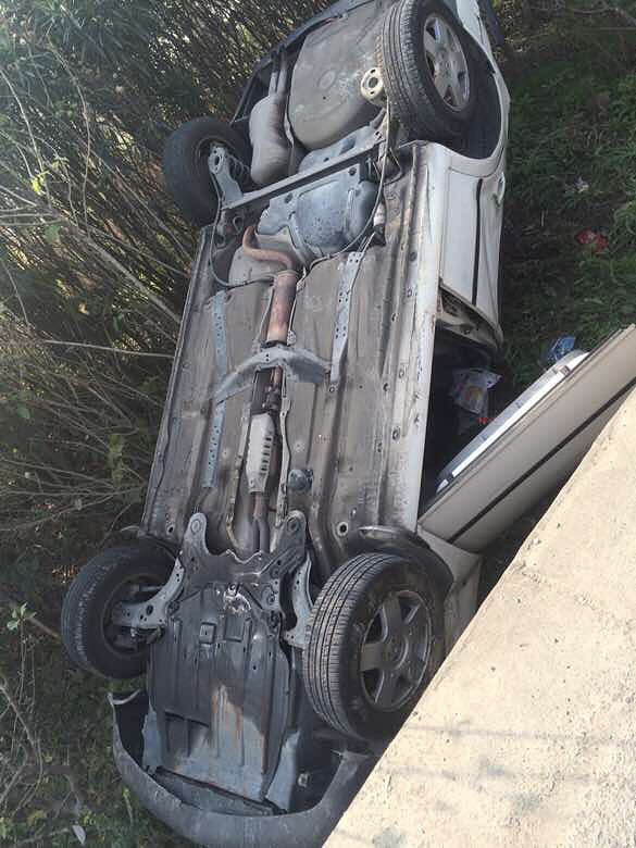 大石一级公路大溪到横峰中间加油站出口车祸