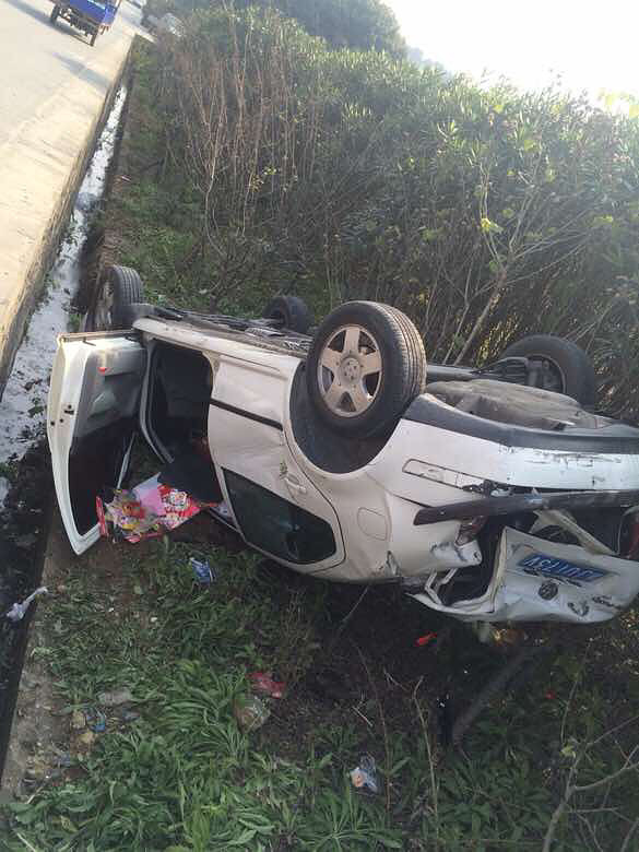 大石一级公路大溪到横峰中间加油站出口车祸