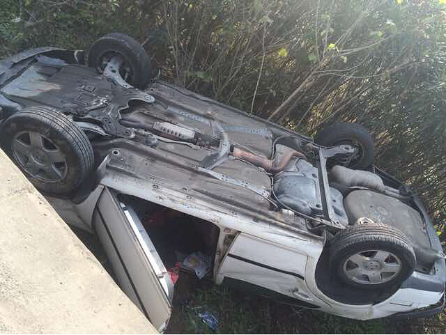 大石一级公路大溪到横峰中间加油站出口车祸