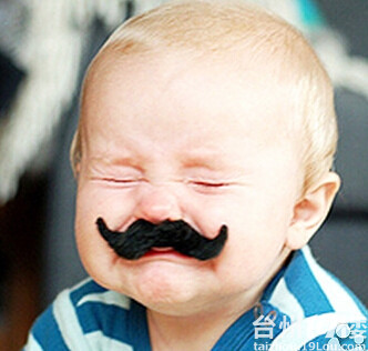 舔嘴是一种病!8岁小女孩舔出红色胡子