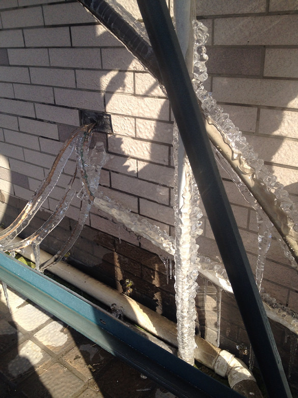 水管都冻破了成冰雕了