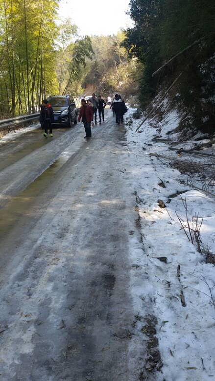 第一天括苍山风电场上山道路结冰整条山路