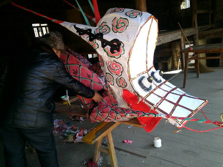 传统元宵板凳龙现场制作中,真正的纯手工制作