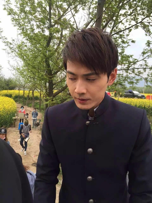 这个明星今天在仙居下各大家认识他吗