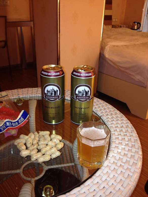 《独酌岭南有感》 饮尽黄昏酒, 凭窗夜