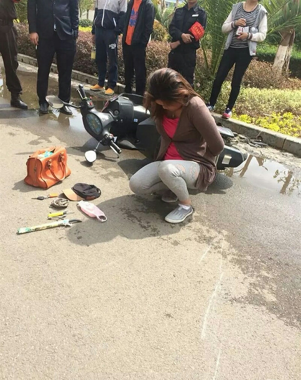 女小偷被抓住后自称怀孕了包包里作案工具齐全