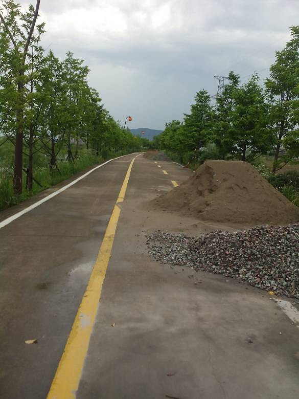黄岩永宁江绿道石子沙占道,还成断头路,谁堆放的?