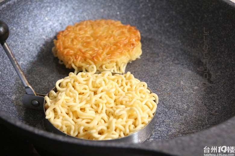 方便面炸天吃法方便面汉堡包