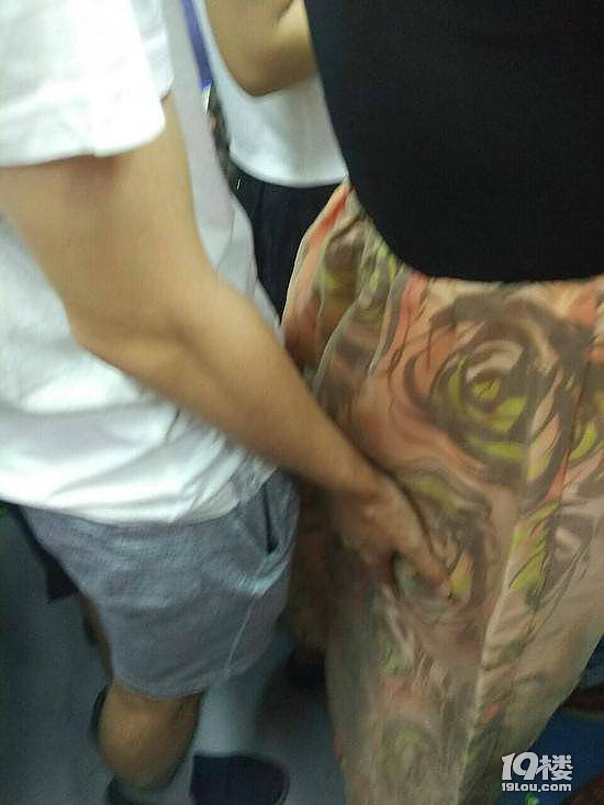 地铁两女子遭变态男摸臀 网友:还用下面顶