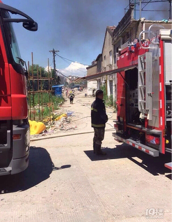 下午黄岩红四菜市场旁边这里有房子着火,黄岩