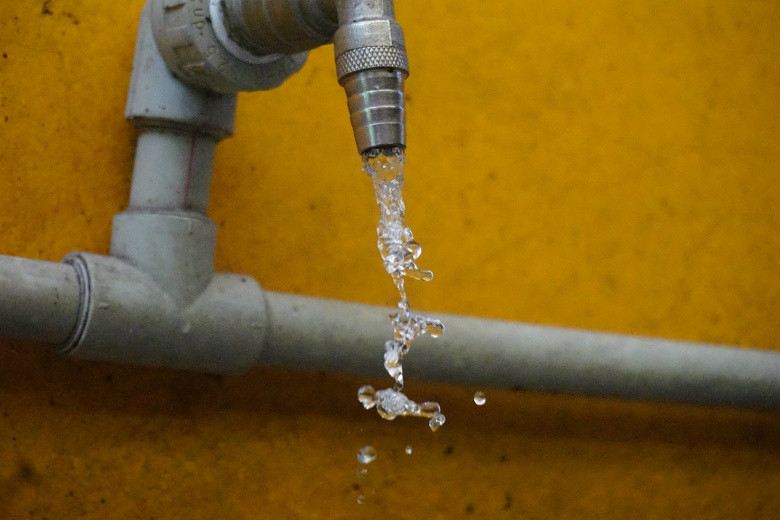 这天气自来水都是烫的,这时候井水是最爽的!