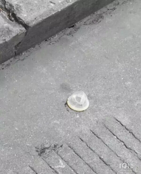 这是刚车震完吗这辆浙j起亚k3旁边扔了一个用过的套套