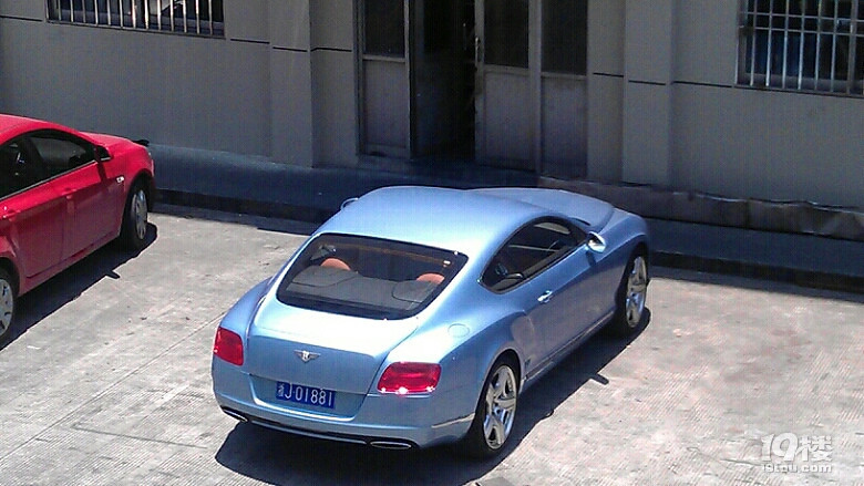 浙江台州的另一角浙j牌照宾利满大街可见