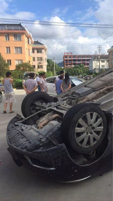 下午黄岩江口新来桥这里发生车祸,其中一辆轿车被撞翻