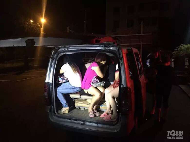 临海这辆核载6人的小型普通客车实际载客达到