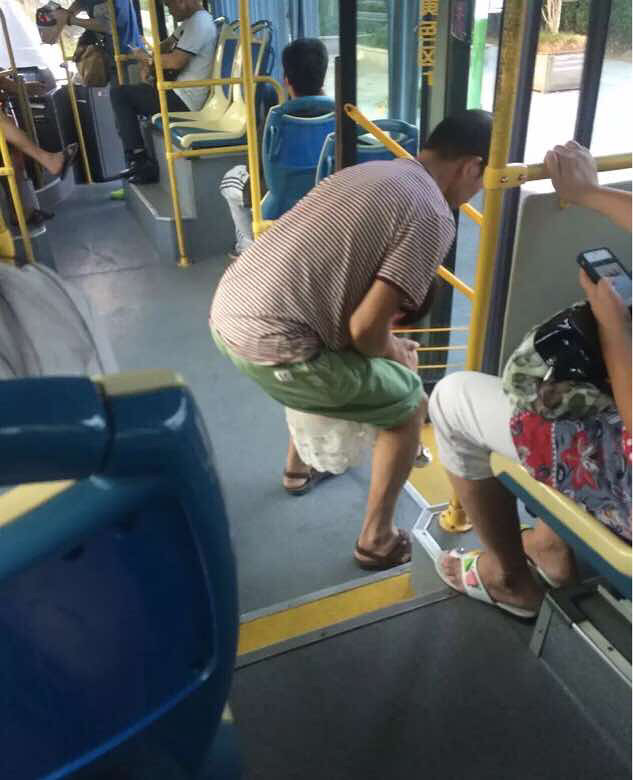 搞得车上到处弥漫着尿味