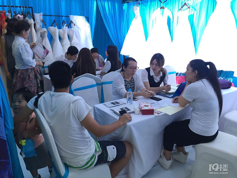 【采购会直播中】到场送多肉 婚纱3折起 1元抢