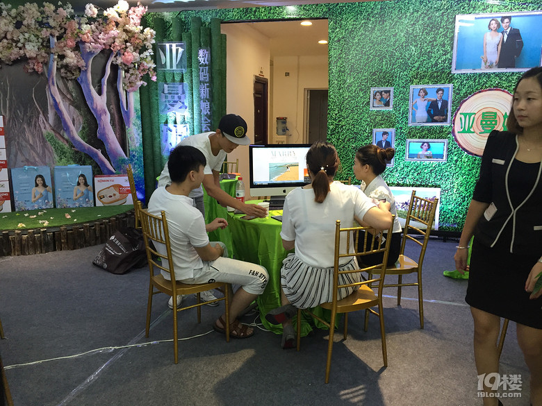 【采购会直播中】到场送多肉 婚纱3折起 1元抢