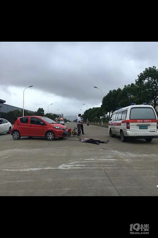 温岭上马工业区中马集团门口车祸