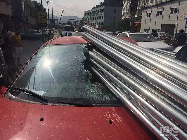 吓死宝宝了8米长钢管瞬间刺穿驾驶室挡风玻璃驾驶员瞬间