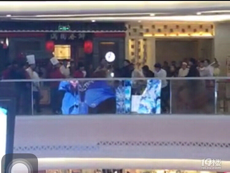 万达三楼一言不合就干架-讲白搭-台州19楼
