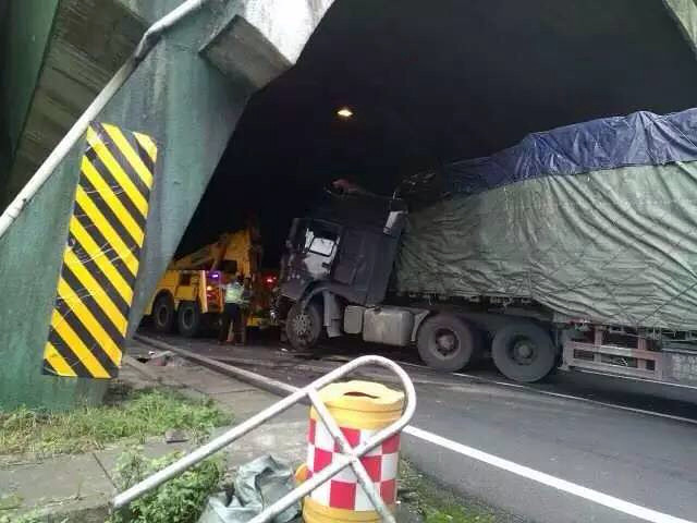 今天临海甬台温高速大货车居然撞上了隧道壁,一名驾驶员被困!