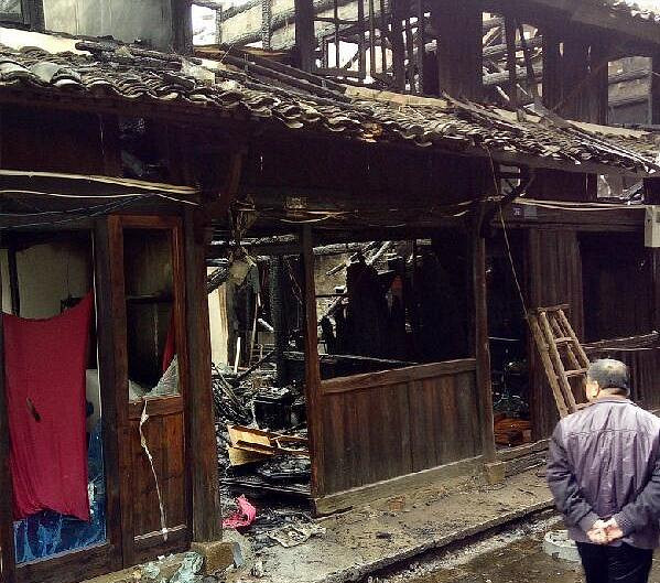 温岭温西老街发生大火 现场火势很大 希望人没事啊