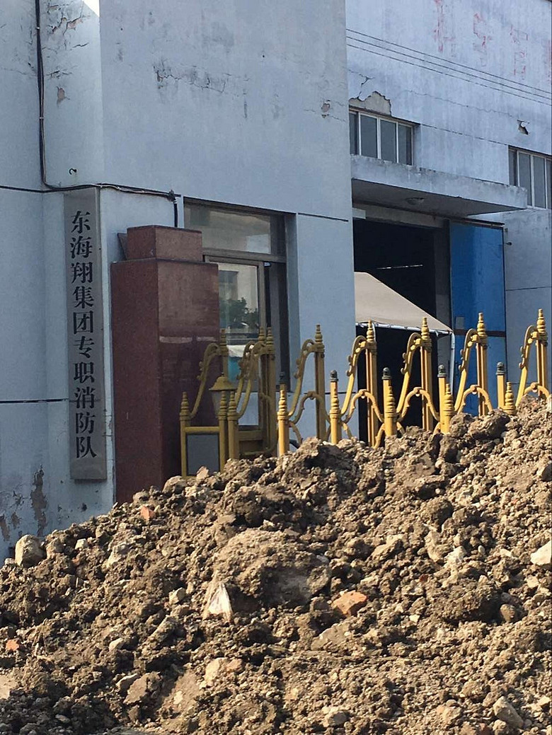 土地拍卖时间未到,杜桥东海翔集团门口被当地