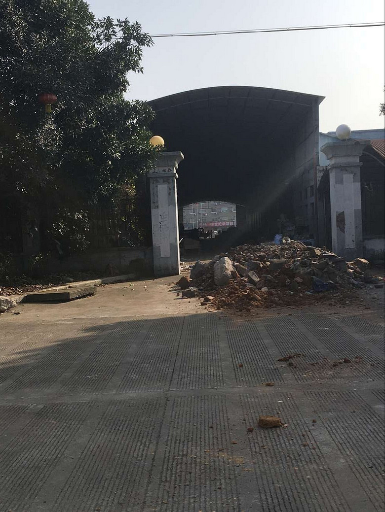 土地拍卖时间未到,杜桥东海翔集团门口被当地