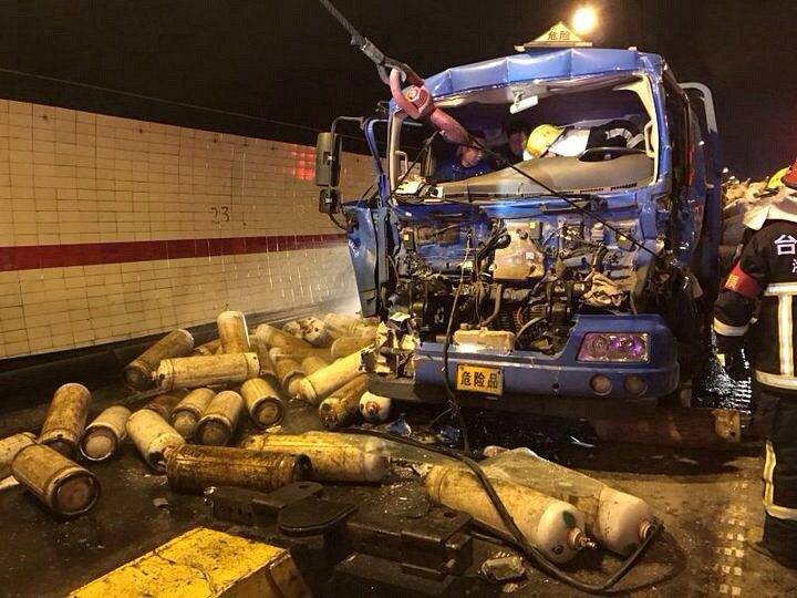 突发今天上午甬台温高速猫狸岭隧道发生危化品车追尾事故