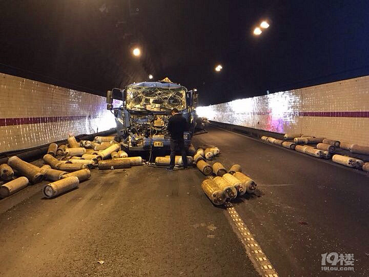 突发今天上午甬台温高速猫狸岭隧道发生危化品车追尾事故