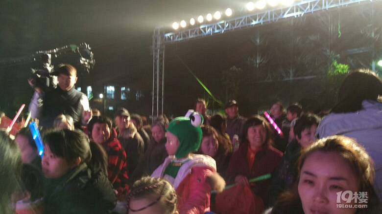 春晚会美女主持人不惧寒冷很敬业-现场直播-讲