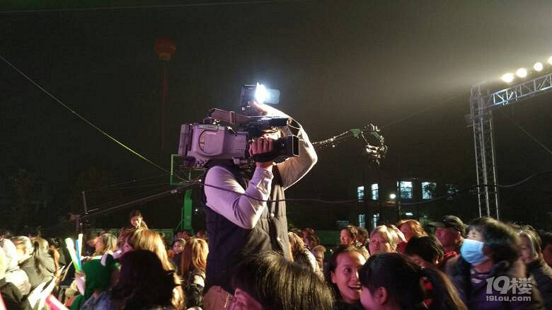 春晚会美女主持人不惧寒冷很敬业-现场直播-讲